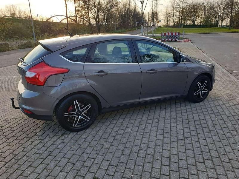 Gebraucht Ford Focus Titanium 125 PS (91 kW) 2012 Braun Kleinwagen