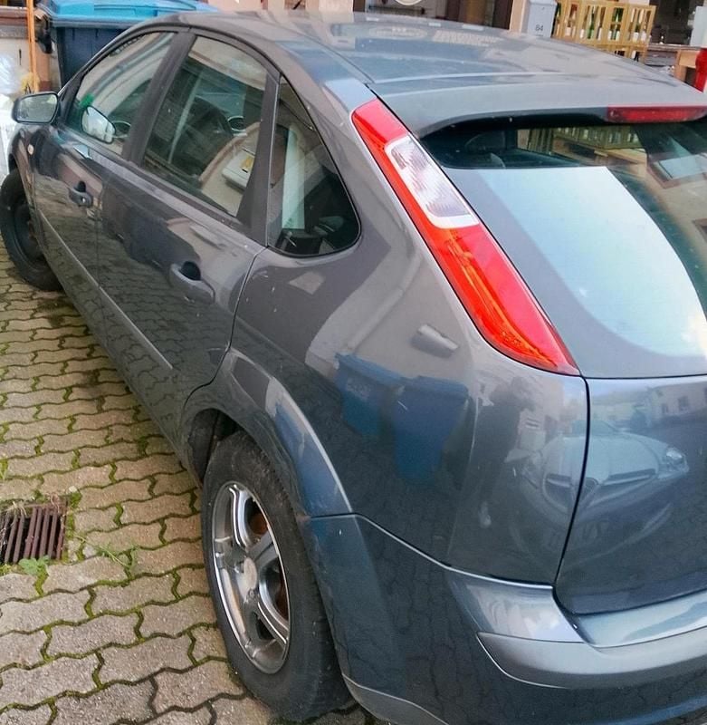 Grau Gebraucht 2005 Ford Focus Kleinwagen | 1.000 € - Bild 1/4