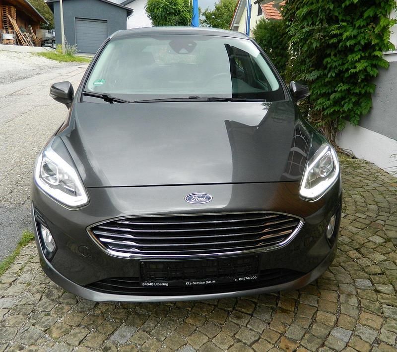 Grau Gebraucht 2017 Ford Fiesta Kleinwagen | 8.900 € (Guter Preis) - Bild 1/4
