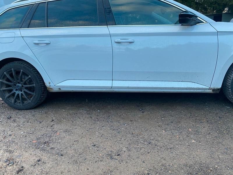 Gebraucht Skoda Superb LAURIN & KLEMENT 190 PS (139 kW) 2017 Weiß Kombi