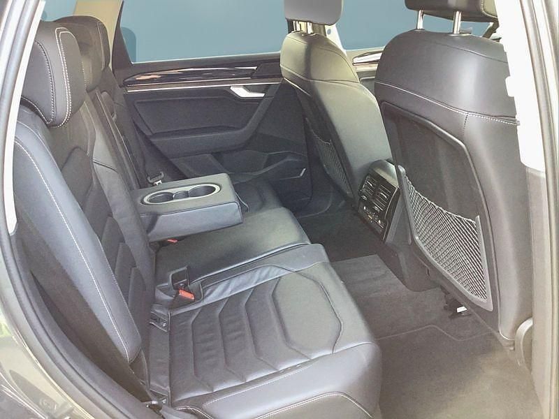 Gebraucht VW Touareg 231 PS (169 kW) 2024 Grau SUV