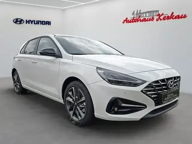 Gebraucht Hyundai i30 GO! 120 PS (88 kW) 2024 Serenity white Limousine