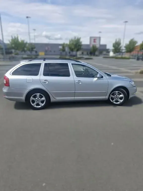 Gebraucht Skoda Octavia Family 105 PS (77 kW) 2011 Grau Kombi