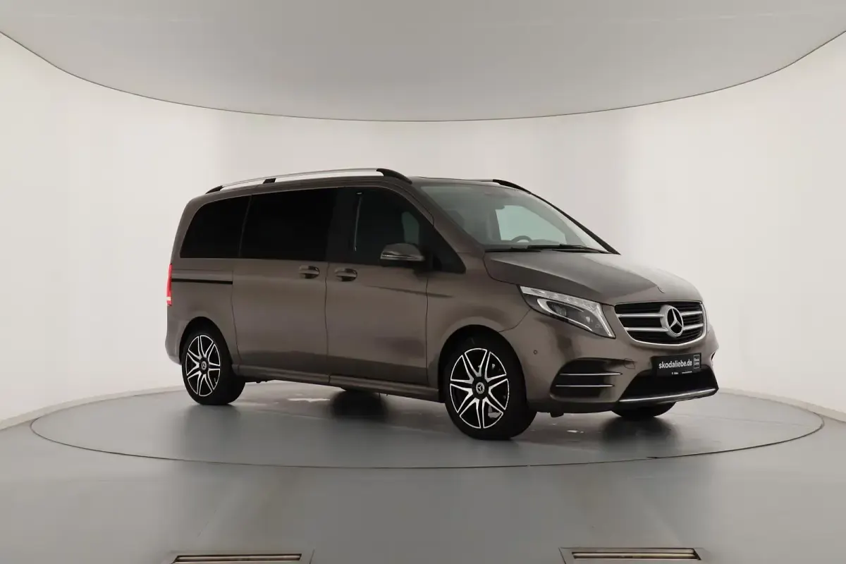 Gebraucht Mercedes V220 AMG line Plus 190 PS (139 kW) 2018 Indiumgrau metallic Van / Kleinbus