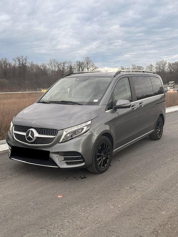 Grau Gebraucht 2019 Mercedes V300 AMG line Van / Kleinbus | 38.990 € (Etwas zu teuer) - Bild 1/4