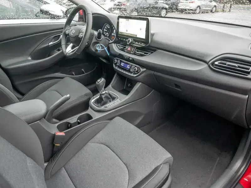 Gebraucht Hyundai i30 120 PS (88 kW) 2022 Rot Limousine