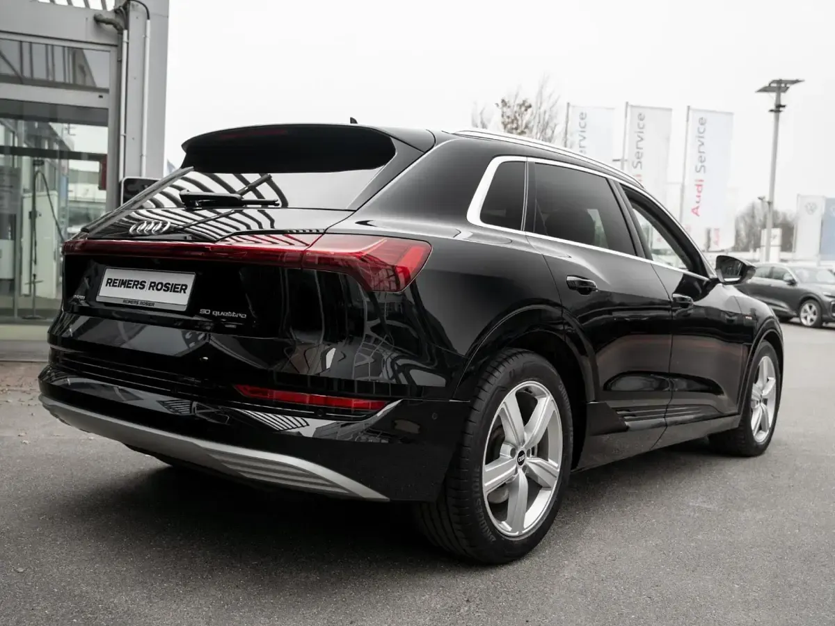 Gebraucht Audi e-tron Advanced Plus 230 kW (313 PS) 2022 Schwarz / brillantschwarz SUV