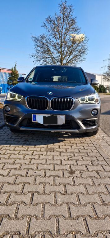 Grau Gebraucht 2017 BMW X1 Advantage SUV | 15.460 € (Teuer) - Bild 1/4