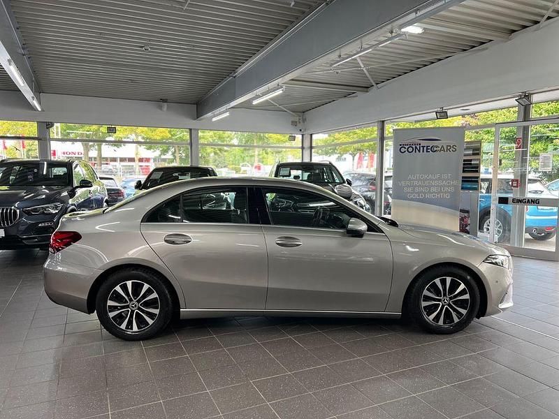 Silber Gebraucht 2020 Mercedes A180 Style Limousine | 21.700 € (Fairer Preis) - Bild 1/4