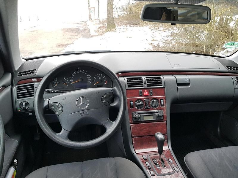 Gebraucht Mercedes E240 Classic 160 PS (117 kW) 2000 Schwarz Limousine