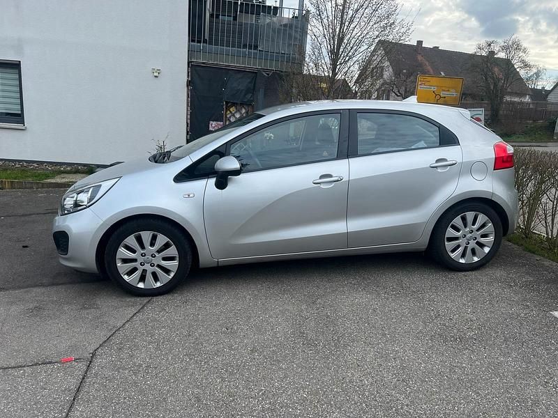 Gebraucht Kia Rio 75 PS (55 kW) 2012 Silber Kleinwagen