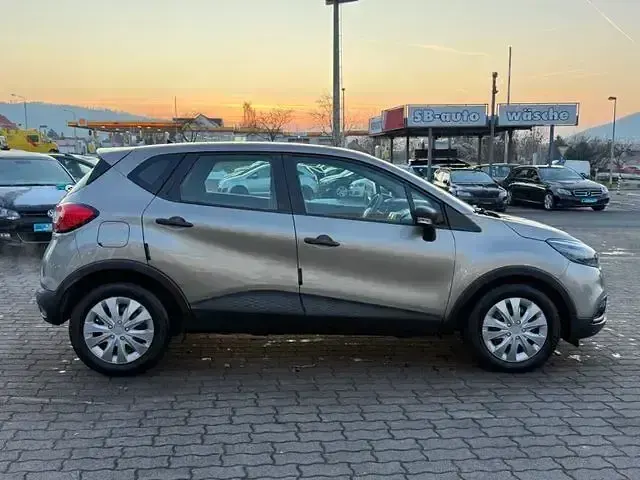 Usado Renault Captur Expression 119 CV (87 kW) 2014 Plateado SUV