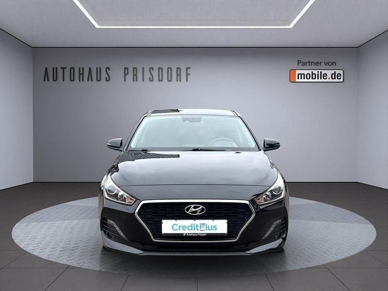 Gebraucht Hyundai i30 Select 99 PS (72 kW) 2019 Schwarz Kombi
