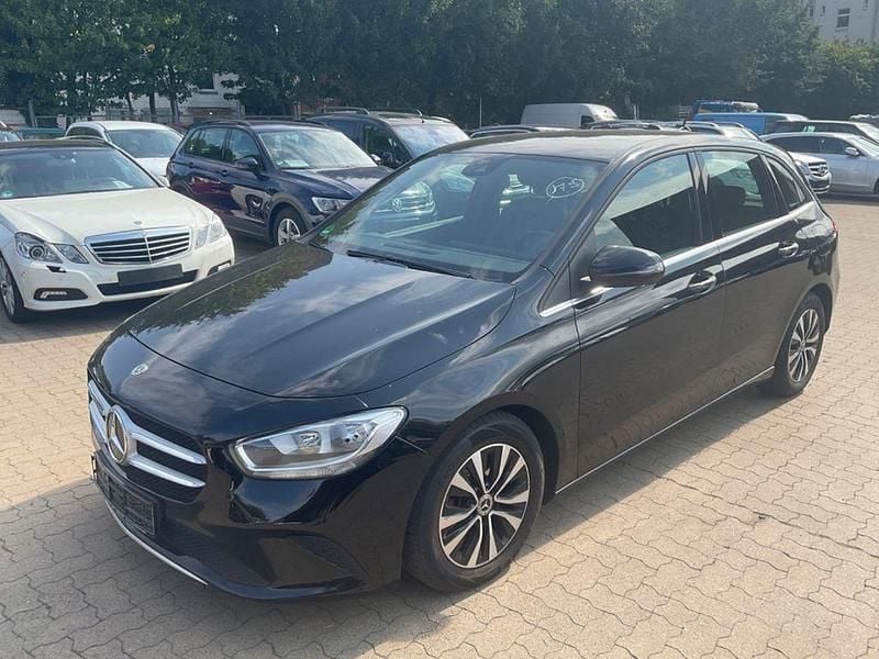 Schwarz Gebraucht 2022 Mercedes B200 Van / Kleinbus | 11.990 € (Fairer Preis) - Bild 1/4