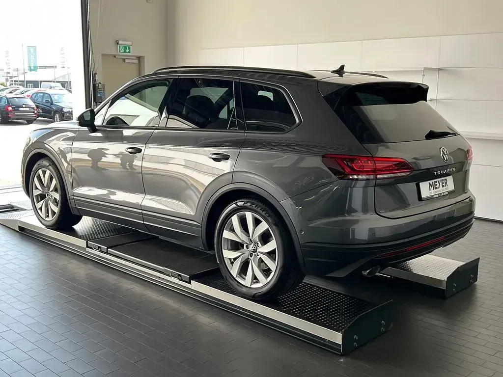 Gebraucht VW Touareg 231 PS (169 kW) 2023 Siliziumgrau metallic SUV