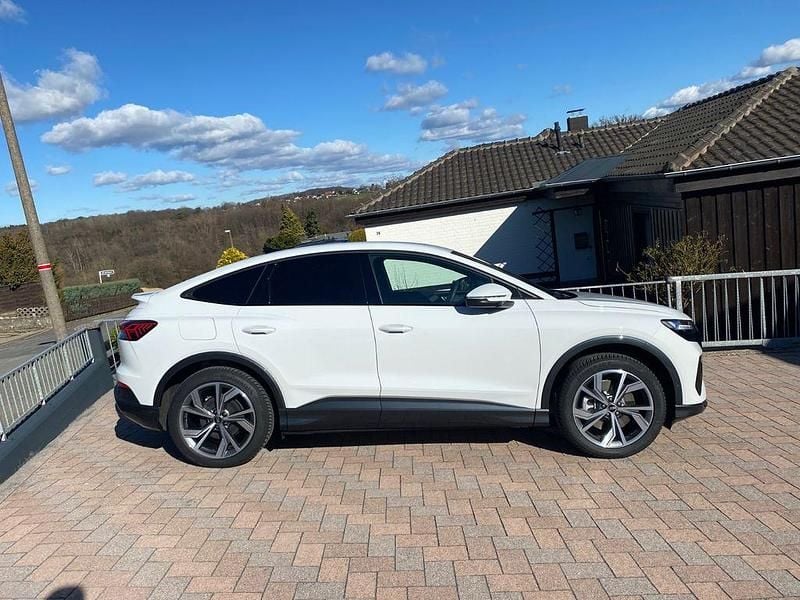 Weiß Gebraucht 2023 Audi Q4 Sportback e-tron S-Line SUV | 35.500 € (Superpreis) - Bild 1/4