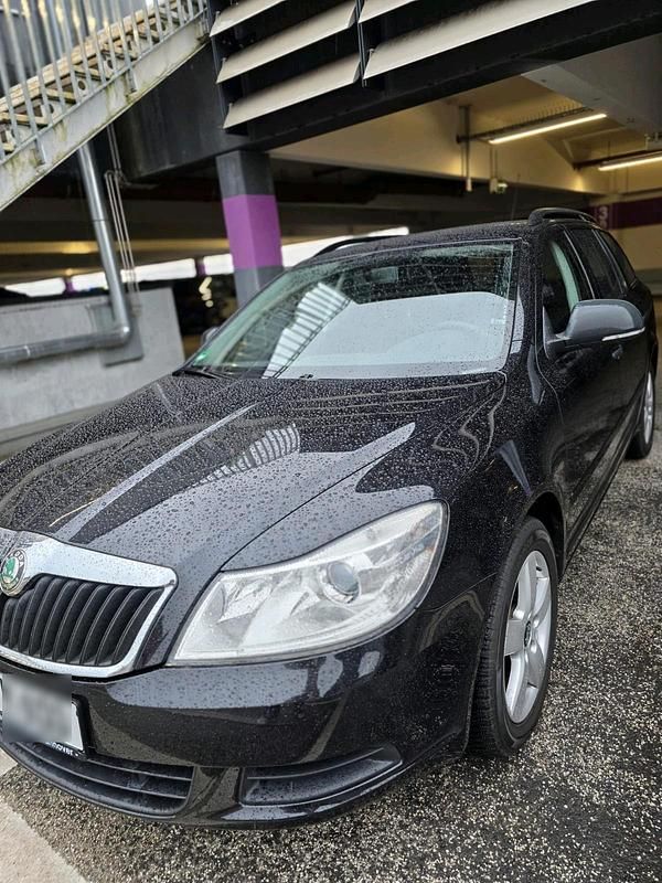 Schwarz Gebraucht 2010 Skoda Octavia Kombi | 5.199 € (Superpreis) - Bild 1/4