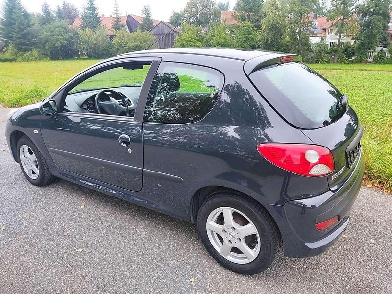 Gebraucht Peugeot 206 Basis 73 PS (53 kW) 2011 Gris hurricane Kleinwagen