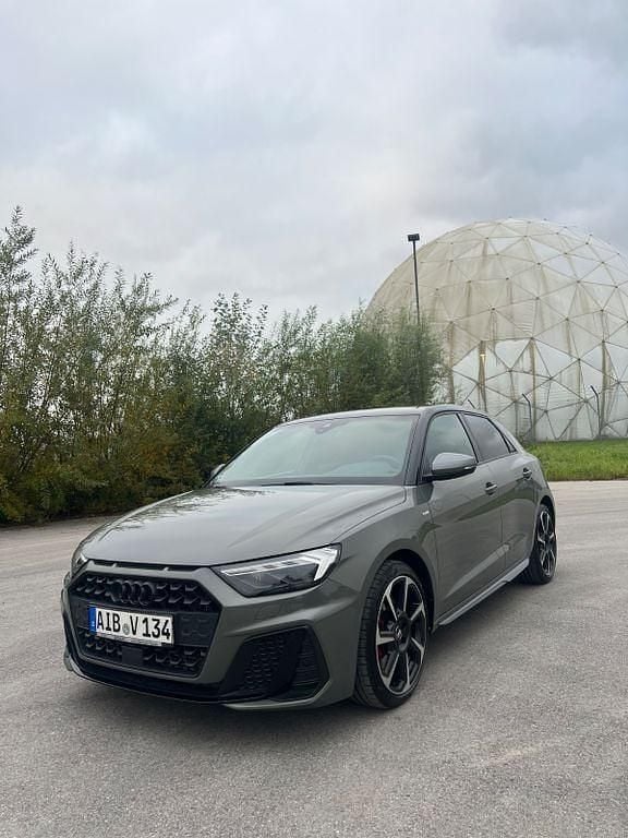 Grau Gebraucht 2019 Audi A1 Sportback Ambiente Kleinwagen | 22.900 € (Fairer Preis) - Bild 1/4