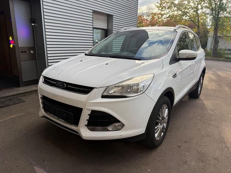 Weiß Gebraucht 2014 Ford Kuga Titanium SUV | 4.990 € (Guter Preis) - Bild 1/4