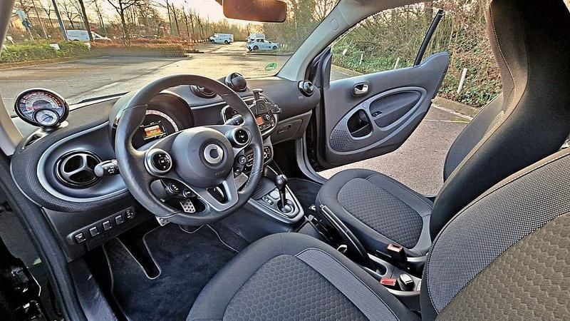 Gebraucht Smart ForTwo Coupé 60 kW (82 PS) 2022 Schwarz Kleinwagen