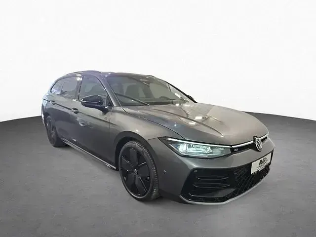 Neu VW Passat R-line 193 PS (141 kW) 2026 Diabasgrau metallic / grenadil Kombi