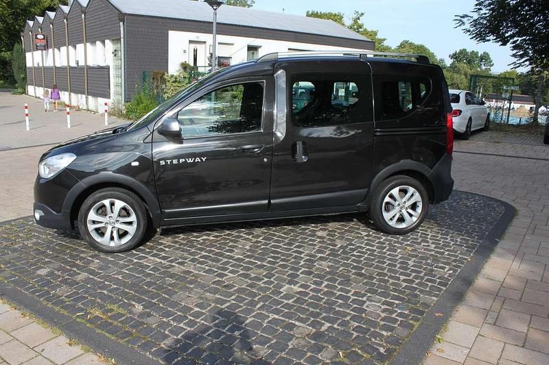 Schwarz Gebraucht 2017 Dacia Dokker Celebration Van | 7.950 € (Fairer Preis) - Bild 1/4