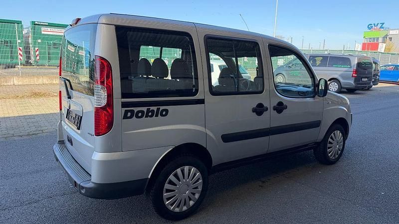 Gebraucht Fiat Doblò Dynamic 84 PS (61 kW) 2009 Silber Van / Kleinbus