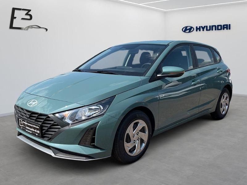 Grün Gebraucht 2025 Hyundai i20 Select Limousine | 19.490 € (Teuer) - Bild 1/4