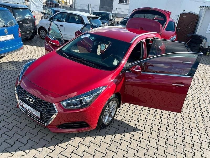 Gebraucht Hyundai i40 Space 135 PS (99 kW) 2018 Rot Kombi