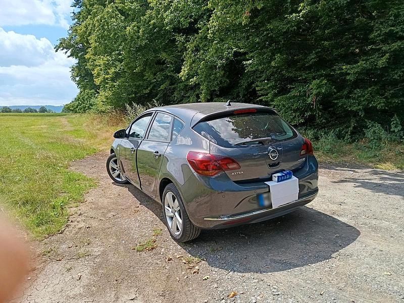 Gebraucht Opel Astra 101 PS (74 kW) 2012 Braun Limousine