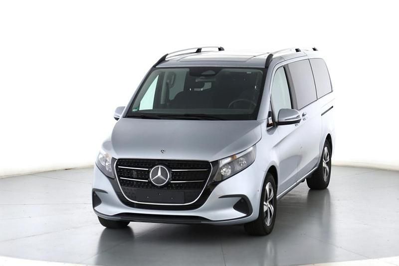 Hightechsilber Gebraucht 2024 Mercedes V220 Van / Kleinbus | 54.930 € (Teuer) - Bild 1/4