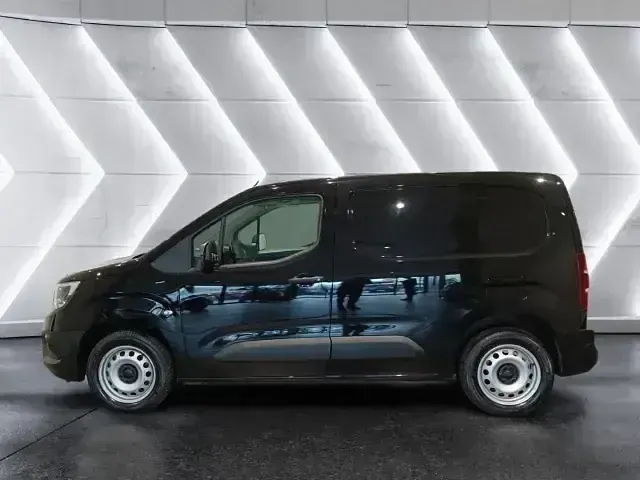 Używany Opel Combo 131 KM (96 kW) 2024 Czarny Minivan