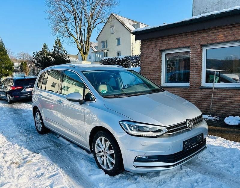 Silber Gebraucht 2019 VW Touran Highline Van / Kleinbus | 20.500 € (Superpreis) - Bild 1/4