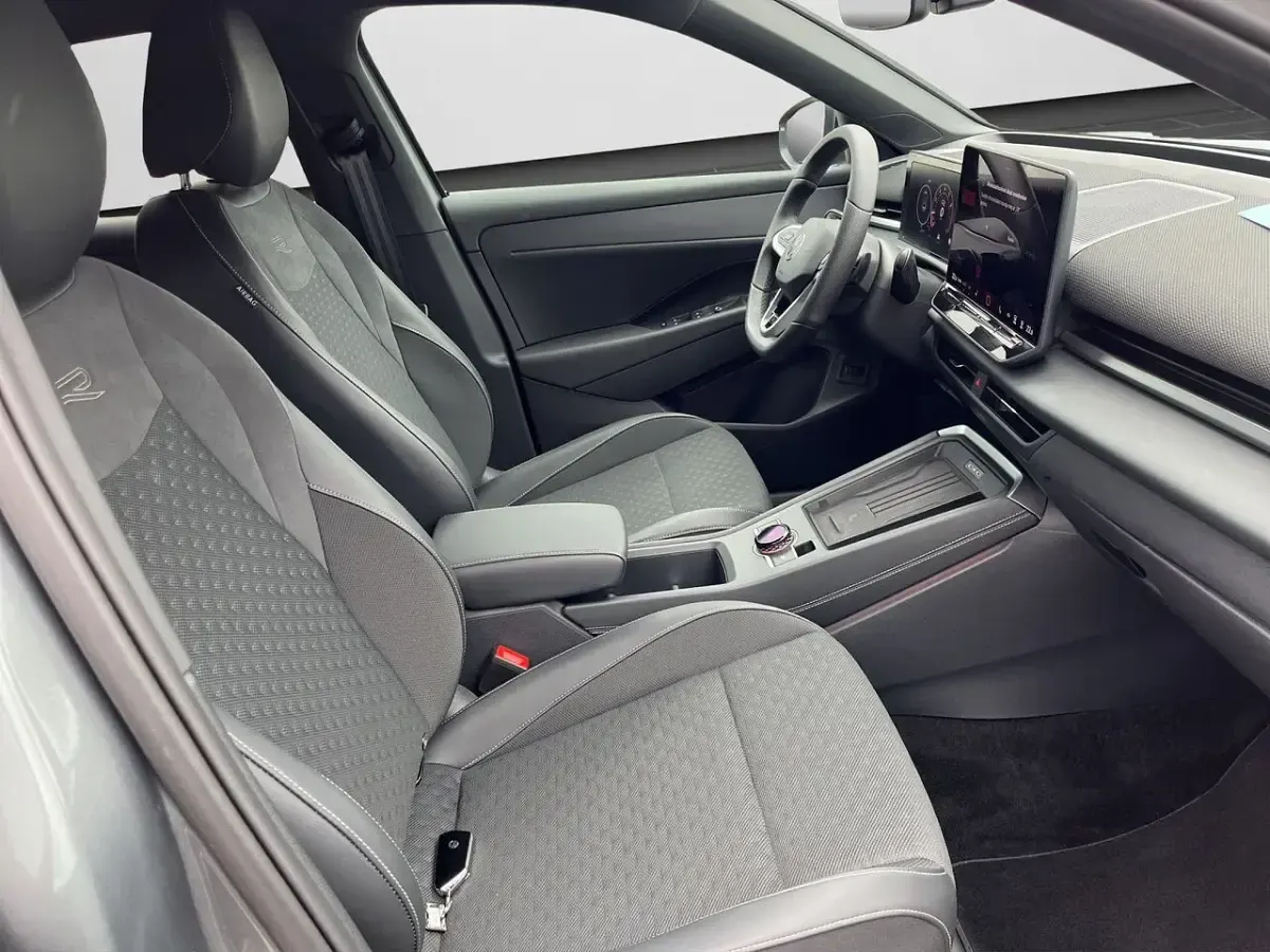 Gebraucht VW T-Roc R-line 150 PS (110 kW) 2026 Wolf grey metallic (metallic) SUV