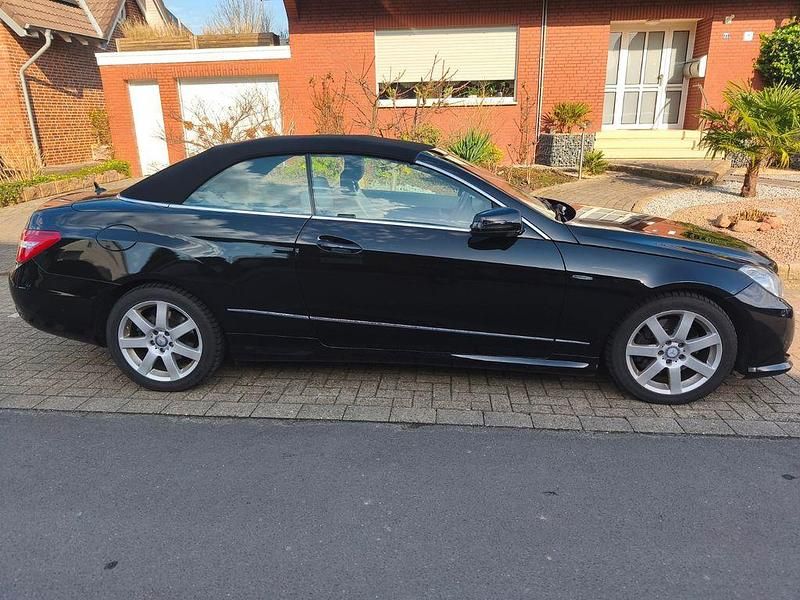 Gebraucht Mercedes E220 AMG 170 PS (125 kW) 2012 Schwarz Cabrio
