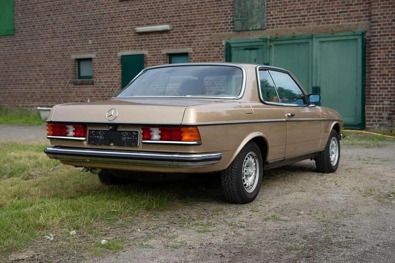 Gebraucht Mercedes 230 136 PS (100 kW) 1981 Gold Coupé