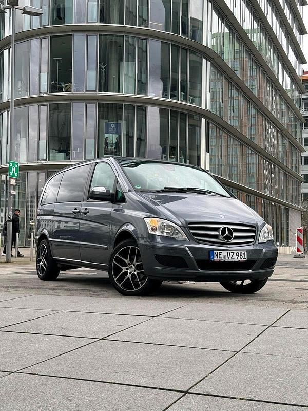 Grau Gebraucht 2011 Mercedes Viano Van / Kleinbus | 21.990 € - Bild 1/4