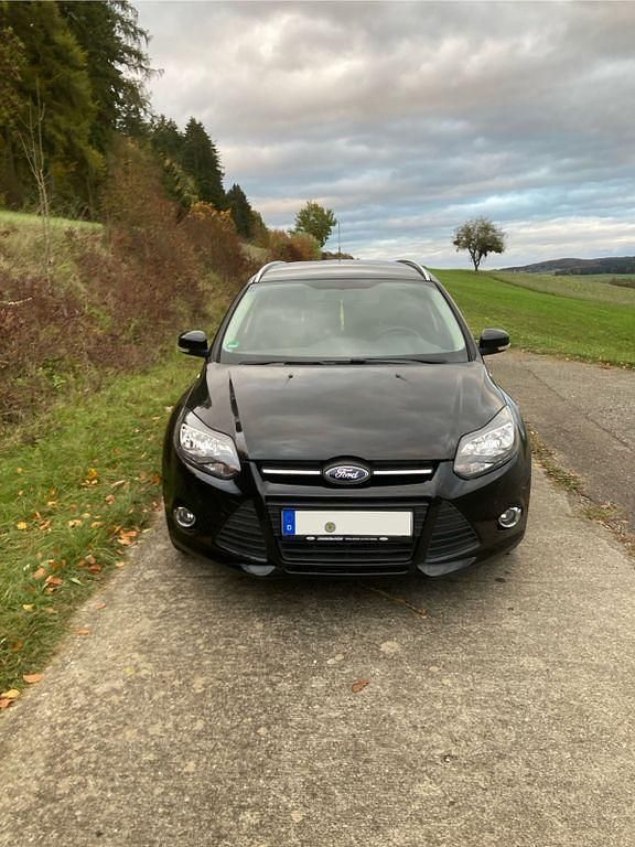 Schwarz Gebraucht 2012 Ford Focus Champions Edition Limousine | 5.450 € (Fairer Preis) - Bild 1/4