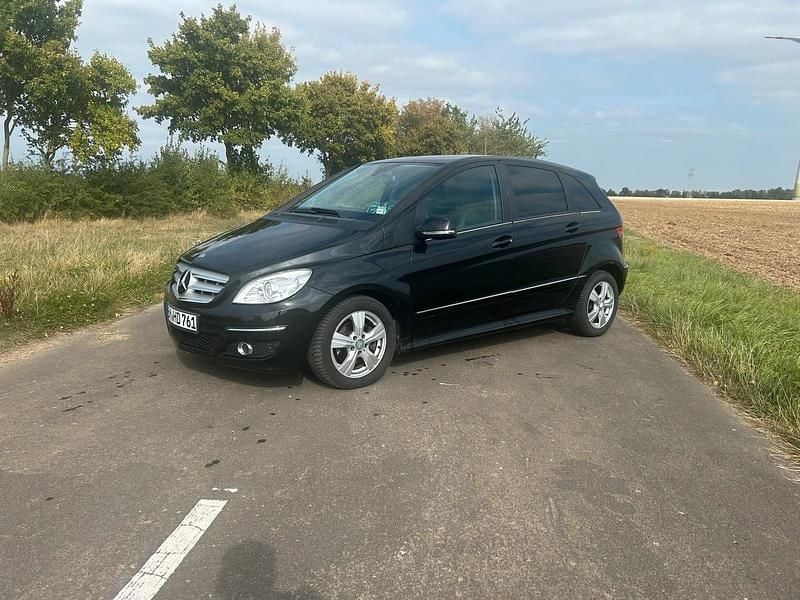 Schwarz Gebraucht 2011 Mercedes B200 Van / Kleinbus | 5.450 € (Teuer) - Bild 1/4