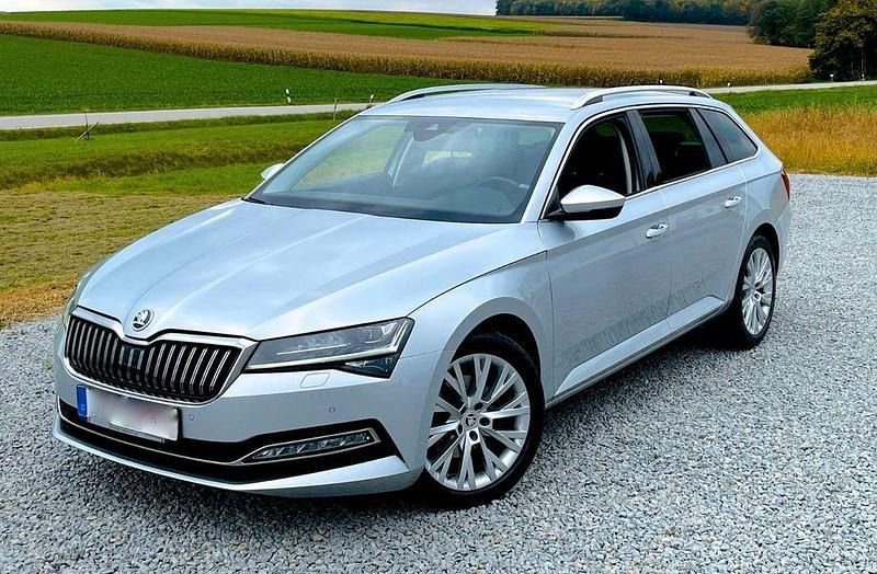 Silber Gebraucht 2022 Skoda Superb Style Kombi | 21.999 € (Superpreis) - Bild 1/4