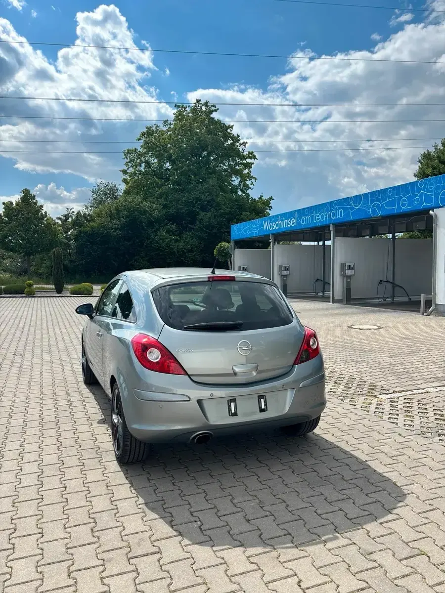 Gebraucht Opel Corsa 101 PS (74 kW) 2011 Silber Kleinwagen