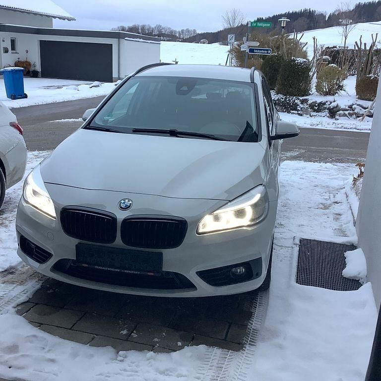 Weiß Gebraucht 2016 BMW 218 Gran Tourer Sport Line Van / Kleinbus | 12.380 € (Etwas zu teuer) - Bild 1/4