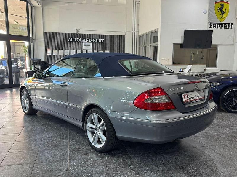 Gebraucht Mercedes CLK320 224 PS (164 kW) 2009 Grau Cabrio