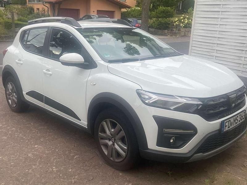 Weiß Gebraucht 2022 Dacia Sandero Ambiance Kleinwagen | 13.900 € (Fairer Preis) - Bild 1/4