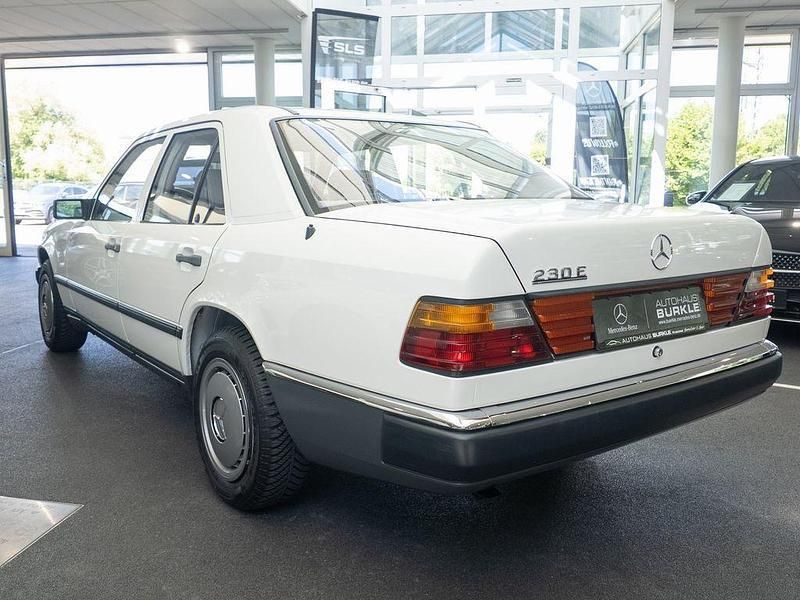 Gebraucht Mercedes E230 136 PS (100 kW) 1985 Weiß Limousine