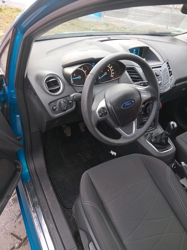 Gebraucht Ford Fiesta 80 PS (58 kW) 2013 Blau Kleinwagen