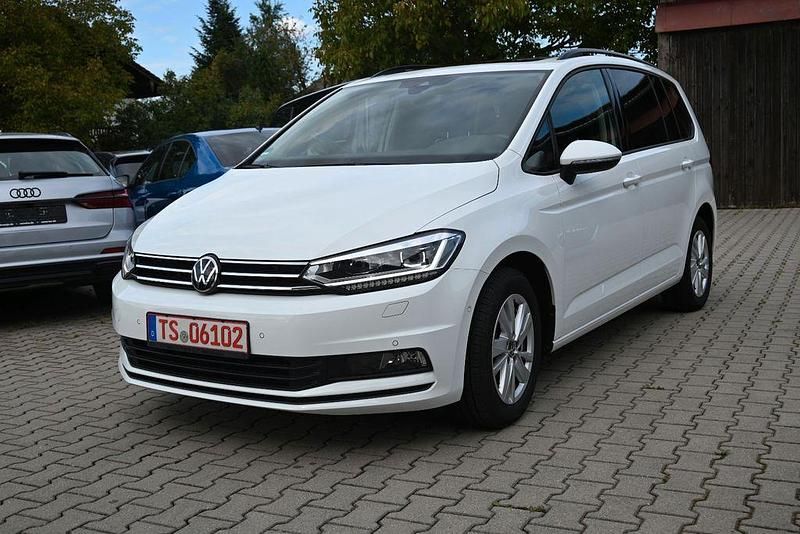 Weiß Gebraucht 2022 VW Touran Highline Van / Kleinbus | 31.999 € (Etwas zu teuer) - Bild 1/4