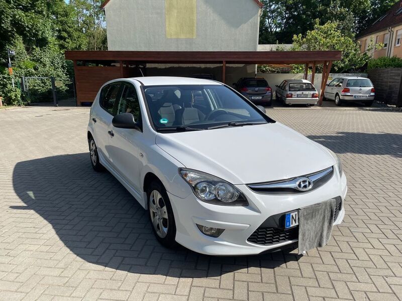 Weiß Gebraucht 2010 Hyundai i30 Edition Limousine | 3.950 € (Fairer Preis) - Bild 1/4