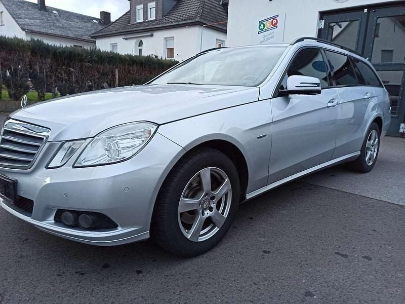 Gebraucht Mercedes E220 170 PS (125 kW) 2010 Iridiumsilber  metalliclack Kombi